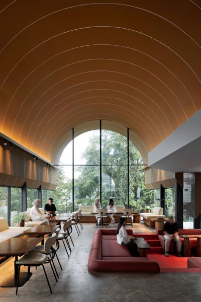 Ресторан на склоне в городе Джакарта, Индонезия