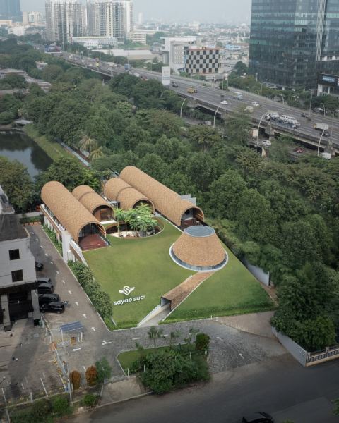 Ресторан на склоне в городе Джакарта, Индонезия