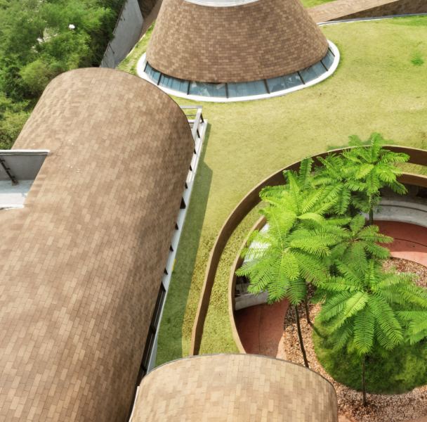 Ресторан на склоне в городе Джакарта, Индонезия