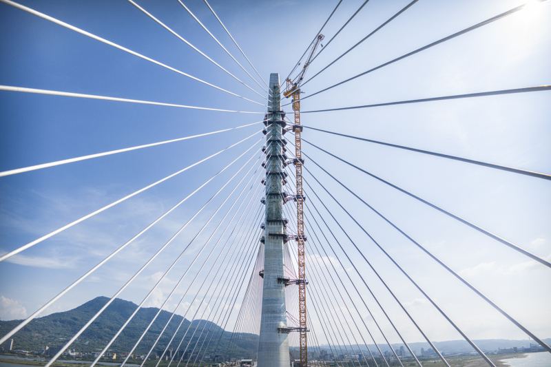 Строительство моста Даньцзян близко к завершению в Тайбэе