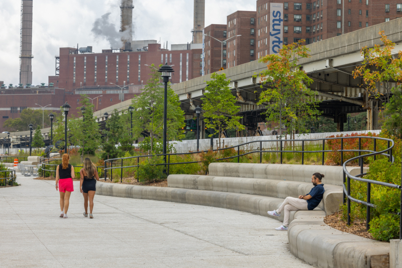 Реконструкция Ист-Сайд-Ривер-Парк в городе Нью-Йорк, США