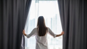 Идеальные складки и правильная длина: эксперт рассказала, как замерить и повесить шторы в доме