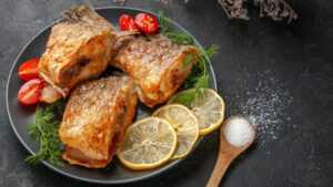 Корочка получится хрустящей, а мясо — сочным: хитрости приготовления вкусной жареной рыбы на сковороде