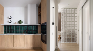 Стеклоблоки в интерьере: плюсы и минусы, варианты применения (93 фото)