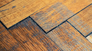 Что делать, если в паркете появились чёрные щели: ремонт своими руками