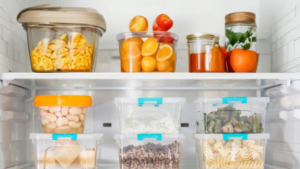 Диетолог рассказала, как привычка раскладывать еду в холодильнике по боксам спасает от переедания