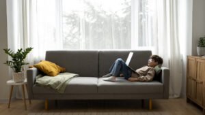 Диван спинкой к окну: когда такая планировка — не дизайнерский провал, а продуманное решение