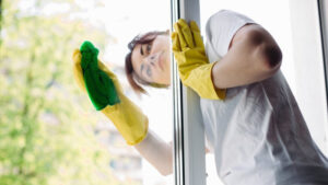 Как избежать полос и разводов при мытье окон: 5 советов для блестящего результата