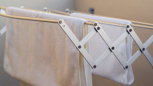 Как сушить белье, если квартира тесная: 5 способов, которые занимают минимум места