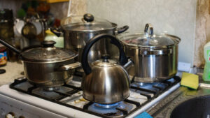 Кастрюля отмоется от нагара без лишнего трения: спасаем пригоревшую утварь подручными средствами