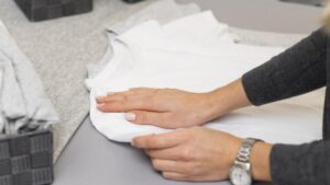 Любимая футболка снова как новая: 5 хитростей по восстановлению растянутого ворота