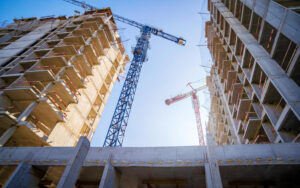 От массового до элитного: у каких девелоперов больше всего упала выручка