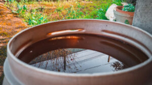 От вертикальной грядки до летнего душа: практичные идеи использования старой железной бочки на дачном участке