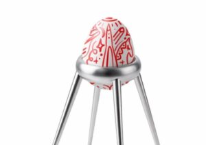 Рустам Усманов создал подставку для яйца в виде спутника