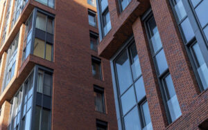 Спрос на премиальные новостройки в Москве упал вдвое за квартал