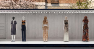 Транспортные контейнеры как декорации на выставке Maison Margiela в Шанхае