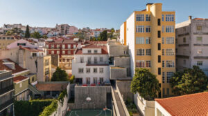 António Costa Lima Arquitectos добавили бетонную пристройку к исторической школе в Лиссабоне
