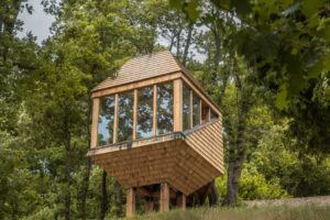 Домик-ящик на дереве TreeBOX Cabin в Альпизелле, Италия