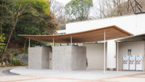 Yano Aoyama Architecture Design построили общественный туалет из бетона и кедра