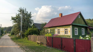 Зачем я везу на дачу 5 литров уксуса перед морозами: дедовский метод, который помогает защитить дом